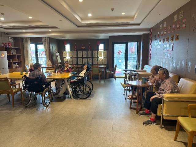 圖：正在養老機構休息的老人們，攝/李金萍