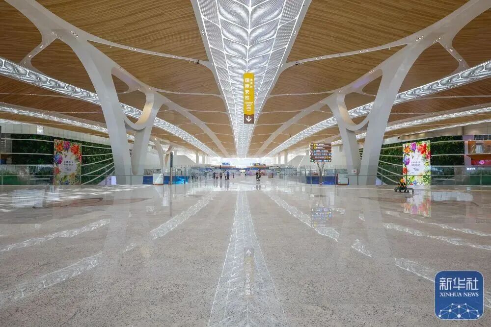 屋頂遮陽板采用稻穗造型。 屋頂遮陽板采用稻穗造型。