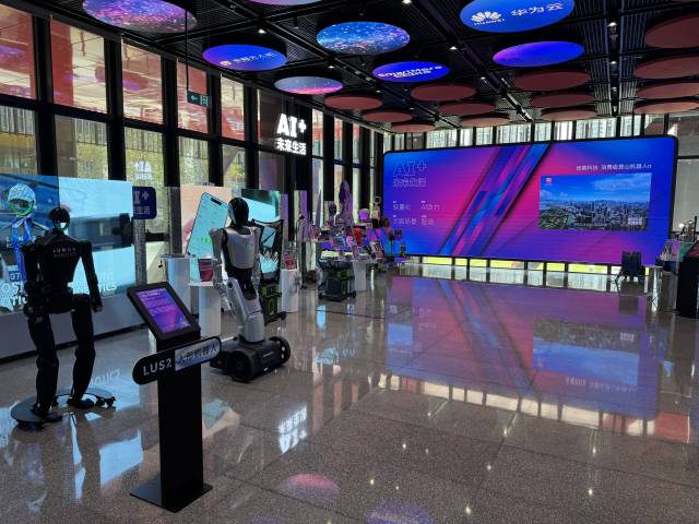 人工智能、智能制造、工業設計、生命健康等一批香港科技成果也在兩地協作轉化落地。 人工智能、智能制造、工業設計、生命健康等一批香港科技成果也在兩地協作轉化落地。