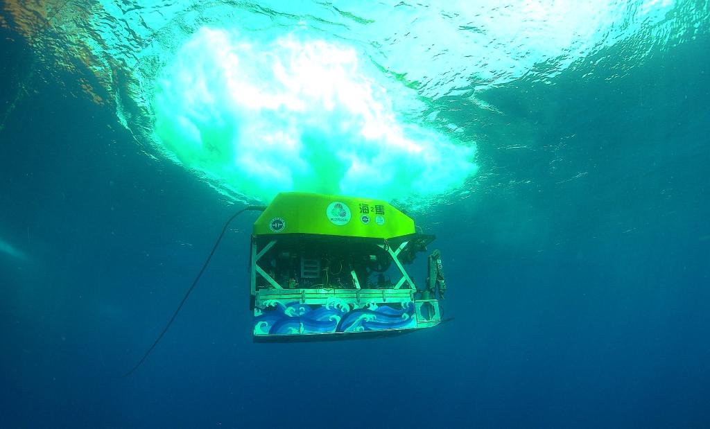 水中的“海馬”號深海遙控潛水器(9月18日攝)。新華社發(陳馳攝) 水中的“海馬”號深海遙控潛水器(9月18日攝)。新華社發(陳馳攝)