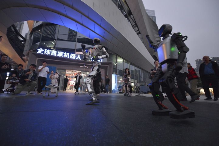 2025年10月28日，在位于深圳龍崗的全球首個機器人6S店門前，機器人進行舞蹈表演。新華社記者 劉力航 攝