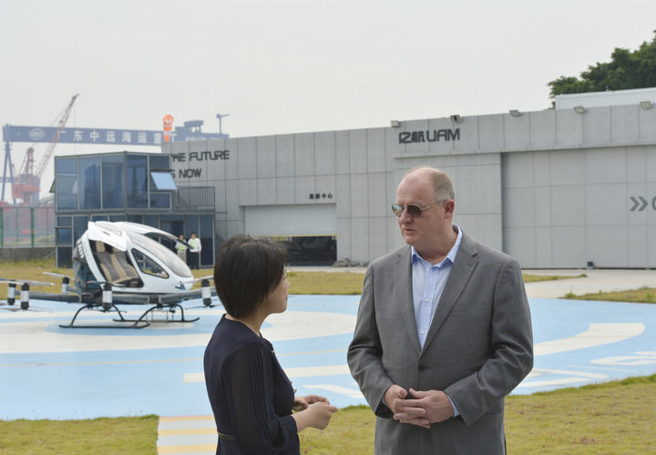 2025年10月27日，在廣州穗港碼頭，南非無人機采購和運營商SSASS公司CEO迪安·波萊（右）接受新華社記者采訪。新華社記者 劉力航 攝