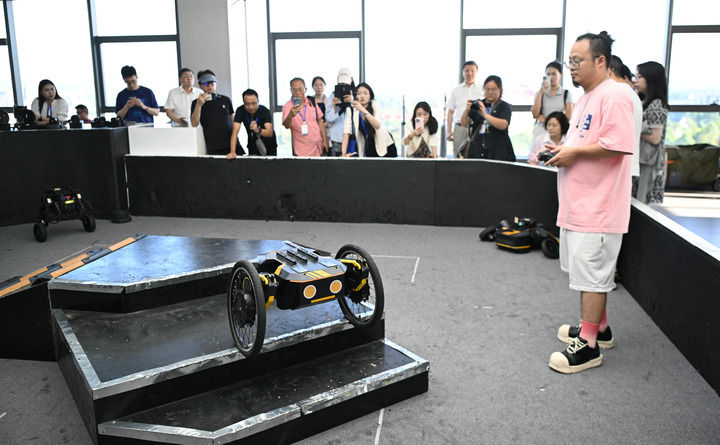 2025年6月23日，在廣東東莞松山湖XbotPark機器人基地，本末科技工作人員操作機器人爬樓梯。新華社記者 鄧華 攝