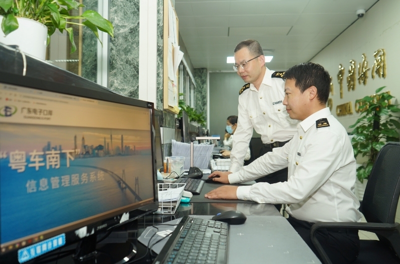 首單“粵車(chē)南下”香港停車(chē)場(chǎng)車(chē)輛海關(guān)備案手續(xù)完成 首單“粵車(chē)南下”香港停車(chē)場(chǎng)車(chē)輛海關(guān)備案手續(xù)完成