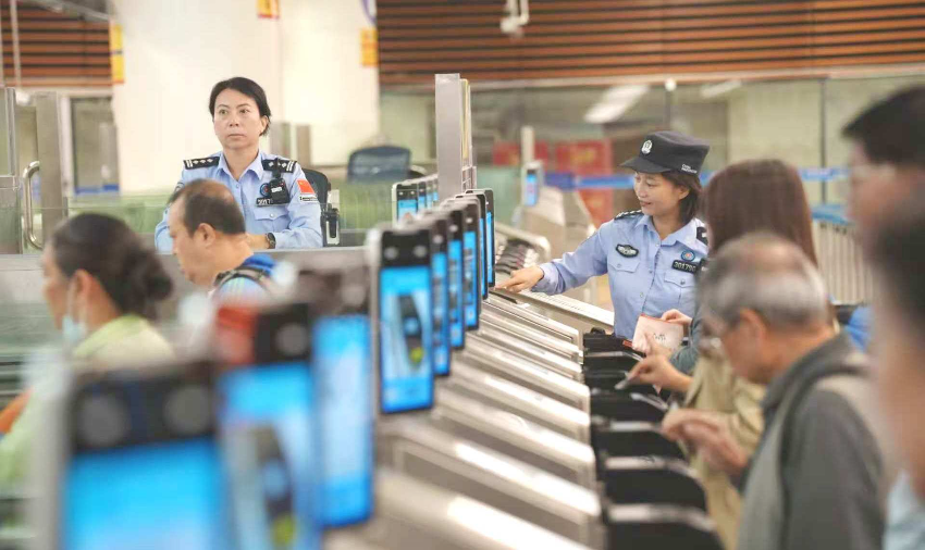 凌晨時段經皇崗口岸入境的旅客經智能快捷通道“刷臉”絲滑通關。 通訊員 黃俊生 供圖 凌晨時段經皇崗口岸入境的旅客經智能快捷通道“刷臉”絲滑通關。 通訊員 黃俊生 供圖