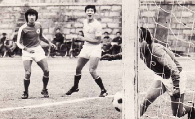 1979年1月21日,第一屆省港杯在越秀山體育場舉行。資料圖片 1979年1月21日,第一屆省港杯在越秀山體育場舉行。資料圖片