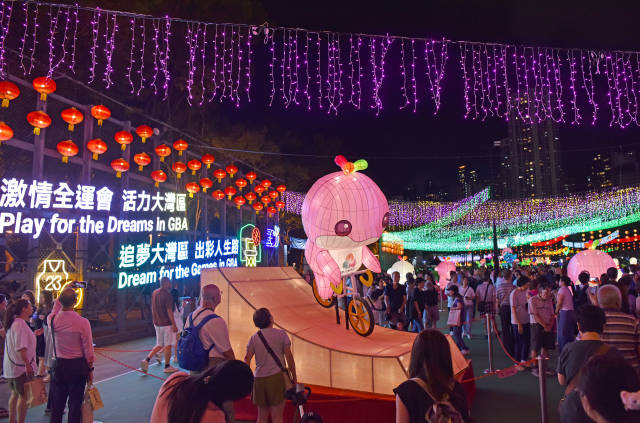 10月6日,香港維多利亞公園中秋彩燈里的十五運會元素。新華社發 10月6日,香港維多利亞公園中秋彩燈里的十五運會元素。新華社發