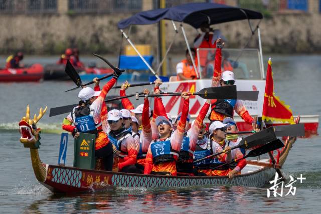 十五運會群眾比賽龍舟項目決賽在佛山舉辦,女子組100米直道賽廣東隊隊員興奮慶祝奪冠。南方+記者 姚志豪 攝 十五運會群眾比賽龍舟項目決賽在佛山舉辦,女子組100米直道賽廣東隊隊員興奮慶祝奪冠。南方+記者 姚志豪 攝
