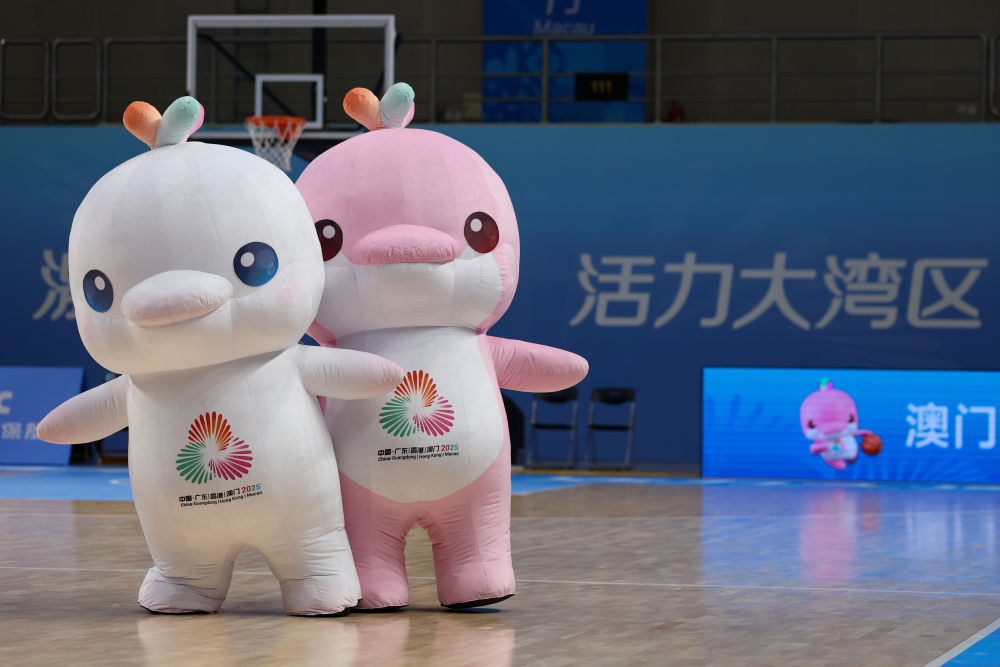 11月16日，在第十五屆全國運動會澳門賽區(qū)籃球比賽場館，吉祥物在比賽中場休息時表演。新華社記者 孫凡越 攝