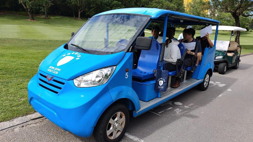 何志剛與團(tuán)隊(duì)核對場地指引圖。（受訪者供圖）