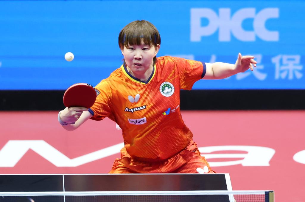 11月15日，澳門隊(duì)選手朱雨玲在比賽中回球。新華社記者 劉續(xù) 攝