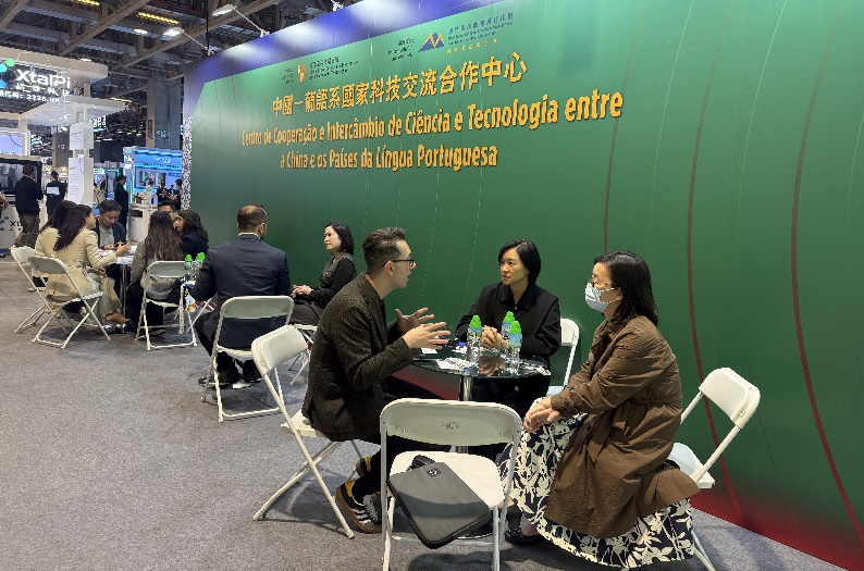 圖為巴葡企業(yè)在AIE上對(duì)接洽談。澳門特區(qū)經(jīng)科局供圖
